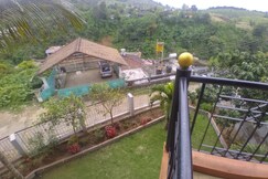 New Hill Valley FamilyStay with Hill View 1km from Madikeri Central