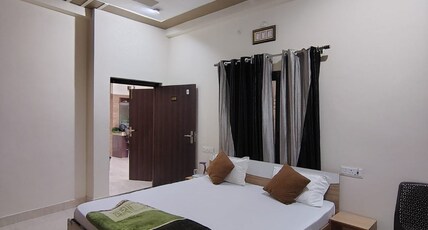 hari ratna home stay Room Type - Deluxe Room With Ciy View