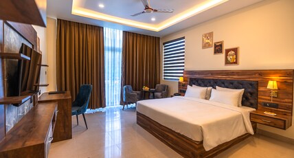 AOTEL by Clarks Inn Room Type - Premium Room With Mountain view and Balcony