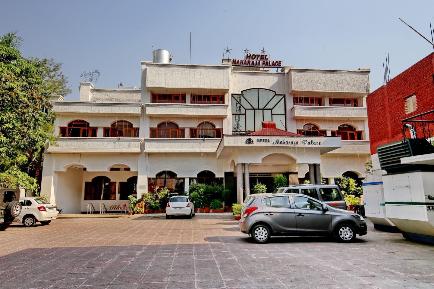 Hotel Maharaja Palace - Tap to explore photos