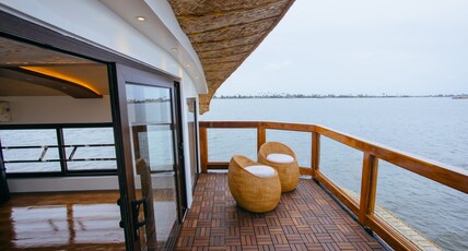 Luxury Houseboat - All-time AC Room Type - AC Luxury Room