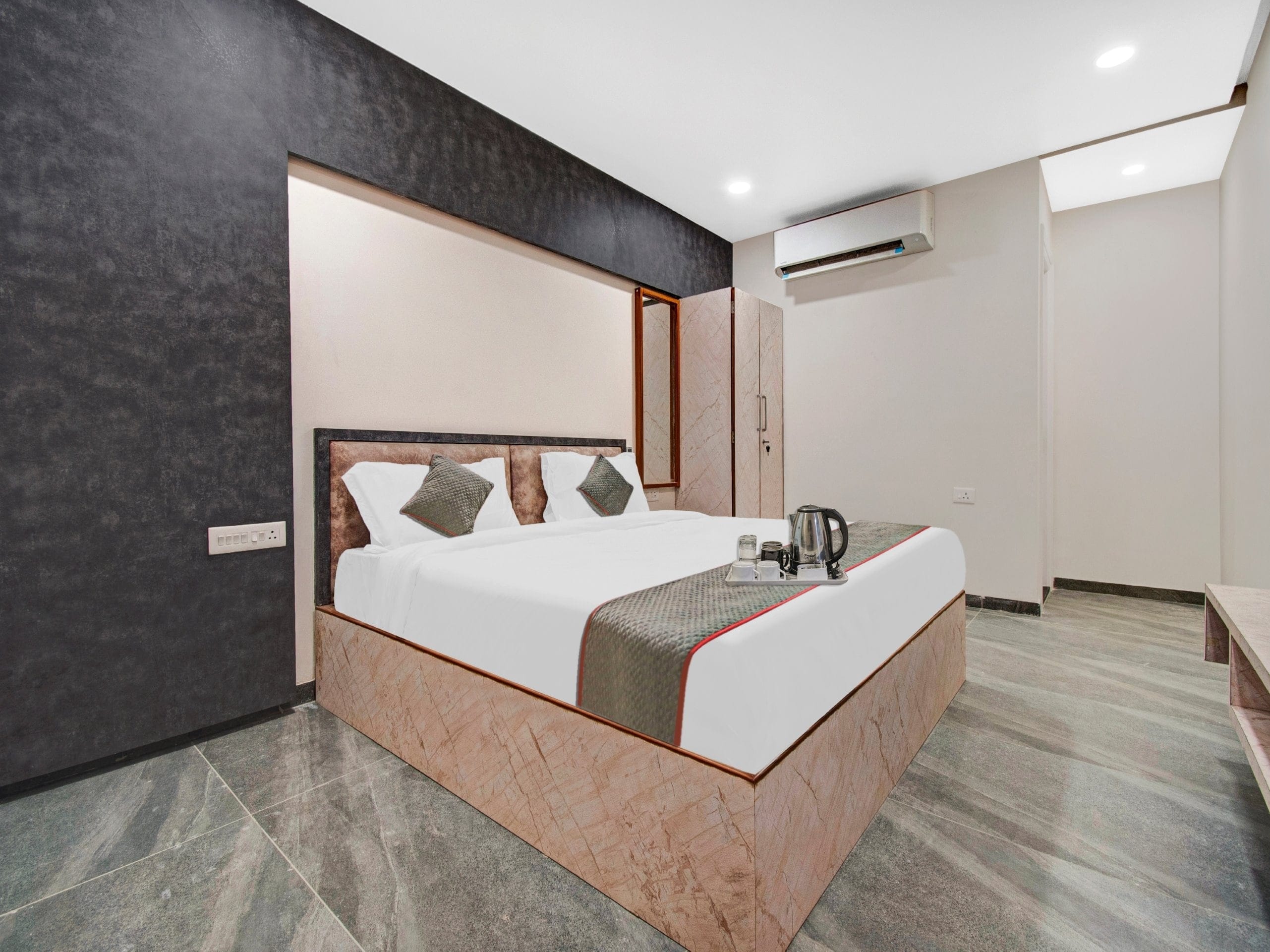 Townhouse OAK Hotel Rudra - Tap to explore photos