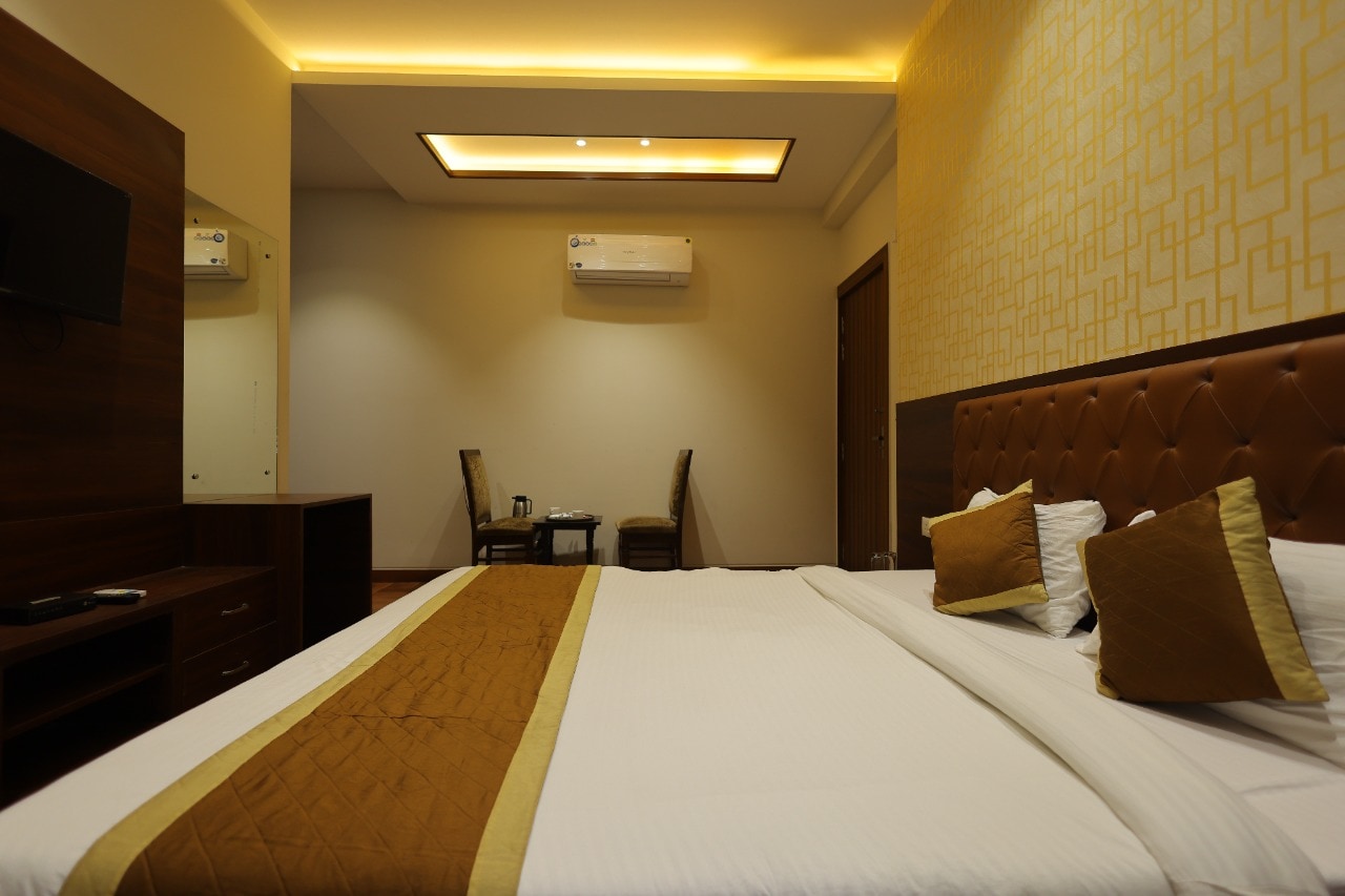 Hotel The Grand Tree - Tap to explore photos