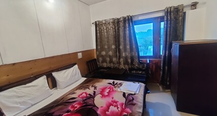 Pinez Guest House Room Type - Deluxe Room