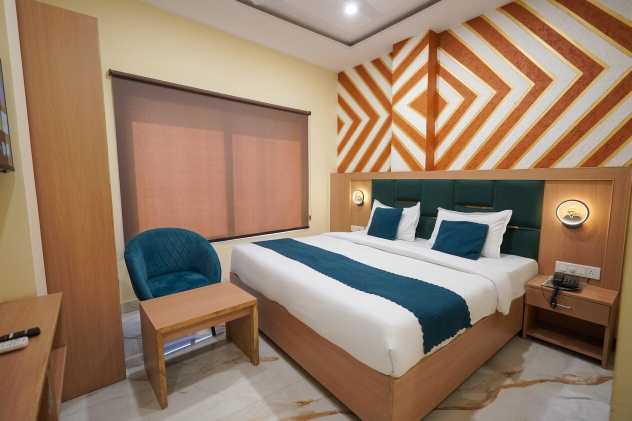 Hotel Divine | 800m from Golden Temple - Tap to explore photos