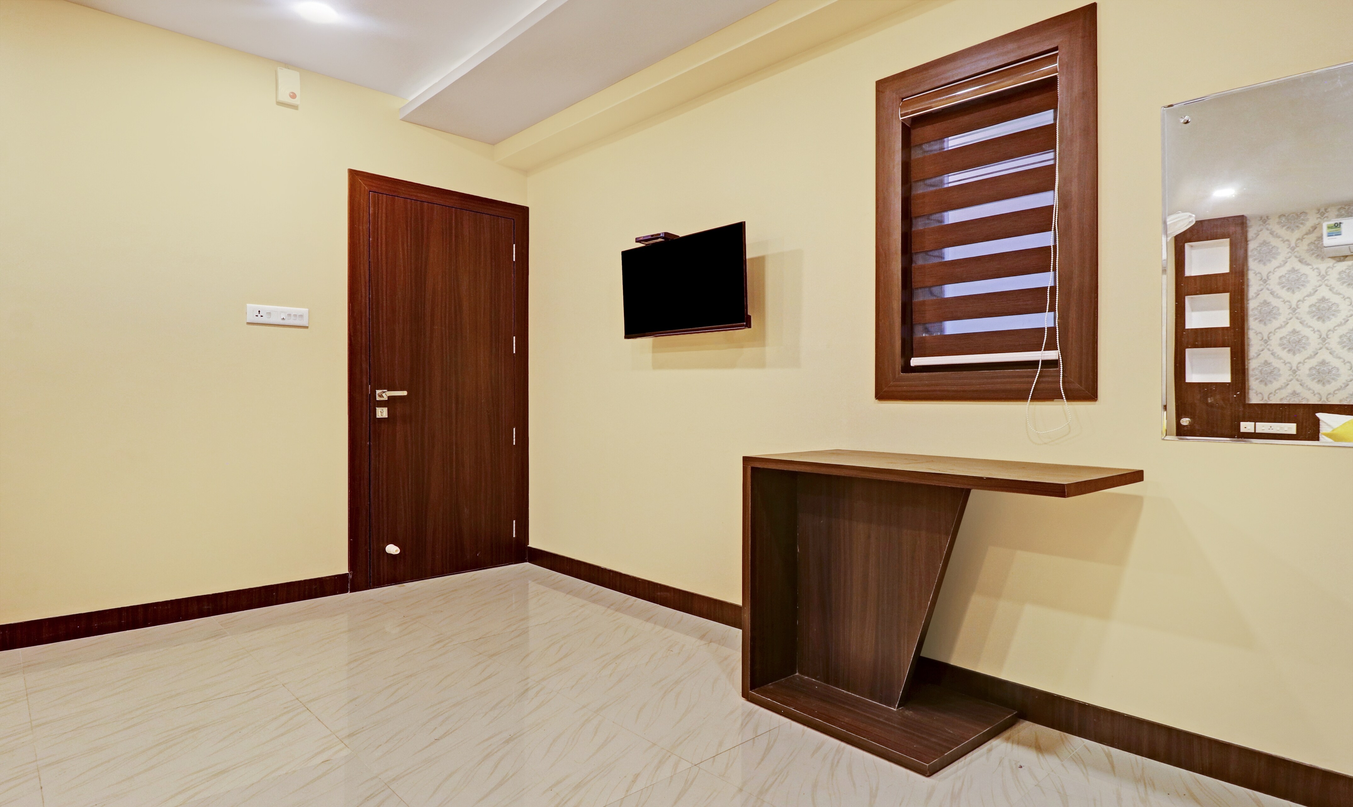 Itsy Hotels Sapphire Residency - Tap to explore photos