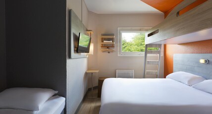 ibis budget Le Mans Universite Room Type - Classic family room with a double bed, single bed and a single bunk bed