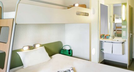ibis budget Southampton Centre Room Type - TRIPLE - Room with a large bed and a bunk bed ibis budget Southampton Centre Room Type - TRIPLE - Room with a large bed and a bunk bed