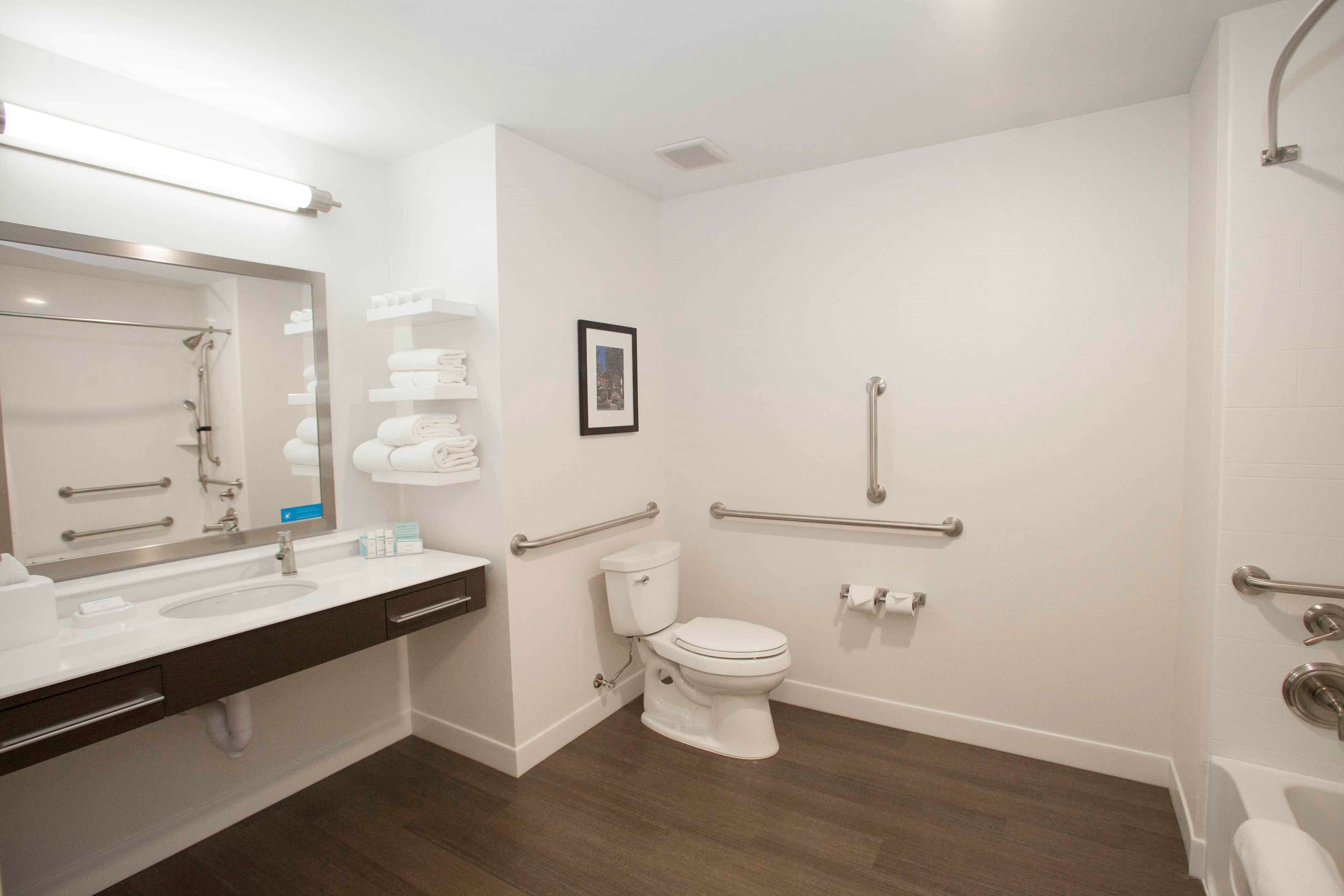 Hampton Inn & Suites by Hilton Downtown St. Paul - Tap to explore photos