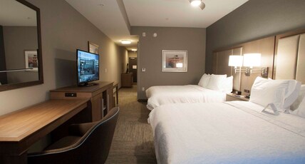 Hampton Inn & Suites by Hilton Downtown St. Paul Room Type - 2QNS STE MIC FRG NS