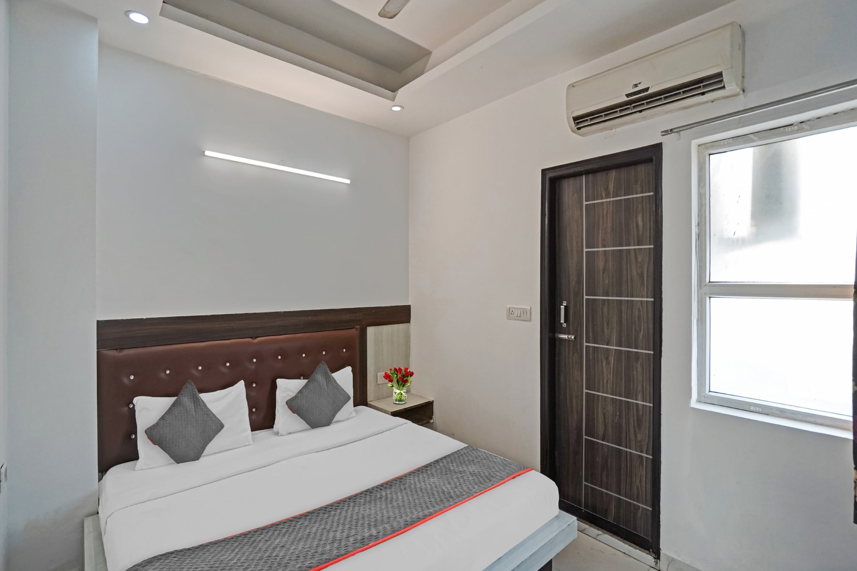 Signature Hotel Noida-62 - Tap to explore photos