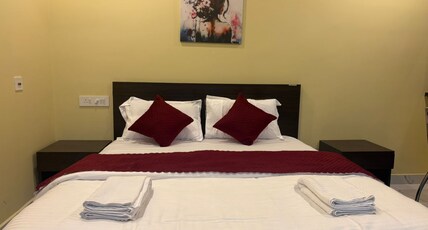 Holiday Inn Room Type - Deluxe Room with Air Conditioning