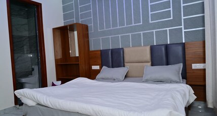 SANWARIYA PLACE HOTEL Room Type - Deluxe Room with Air Conditioning