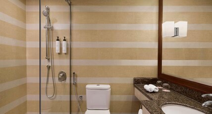 Swissotel Al Maqam Room Type - Classic room Triple beds Partial Kaaba view