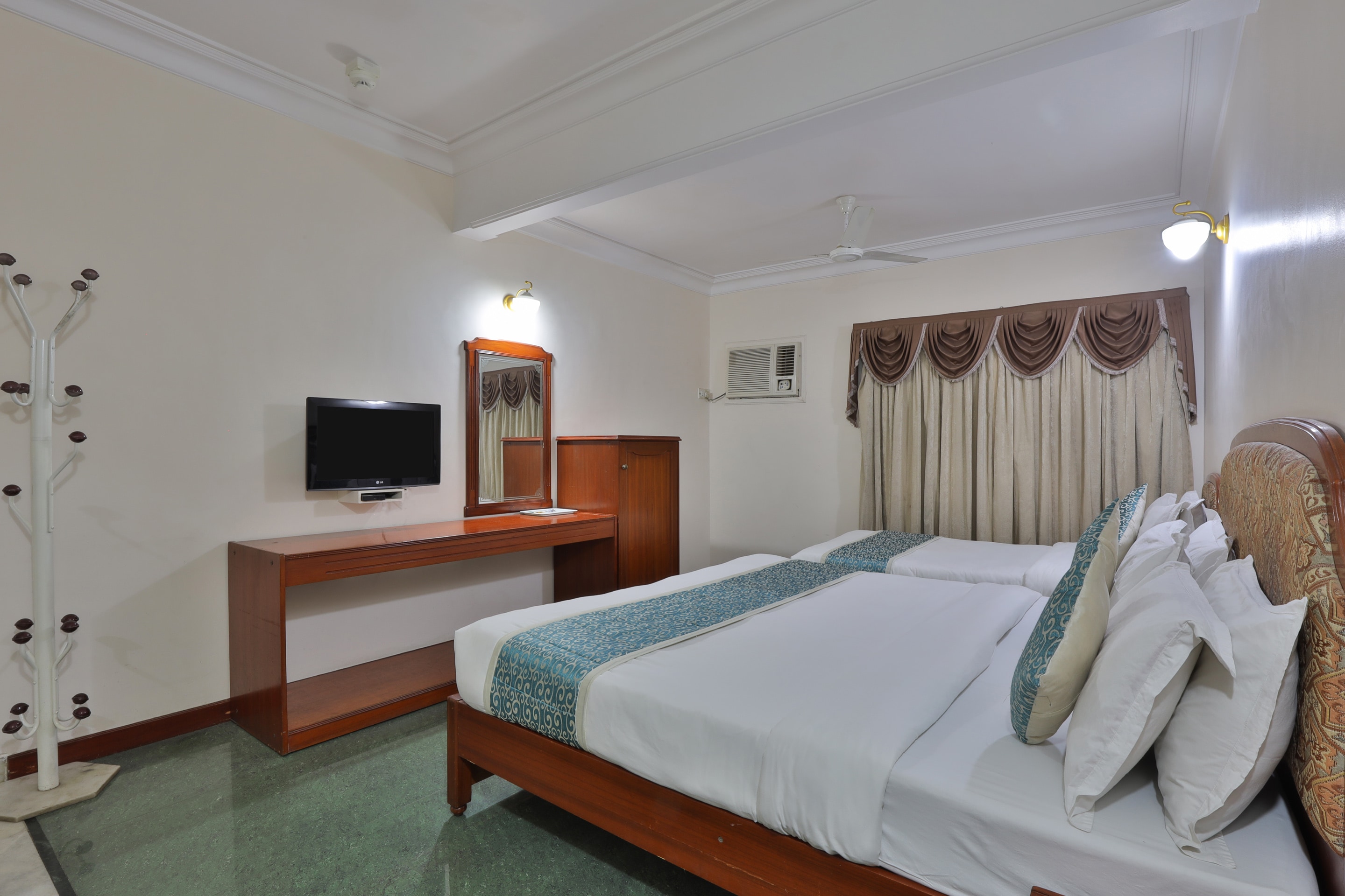 Hotel Yadgar - Tap to explore photos