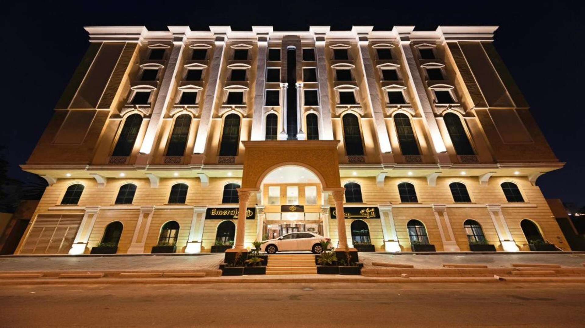 Sunday Emerald Hotel - Tap to explore photos
