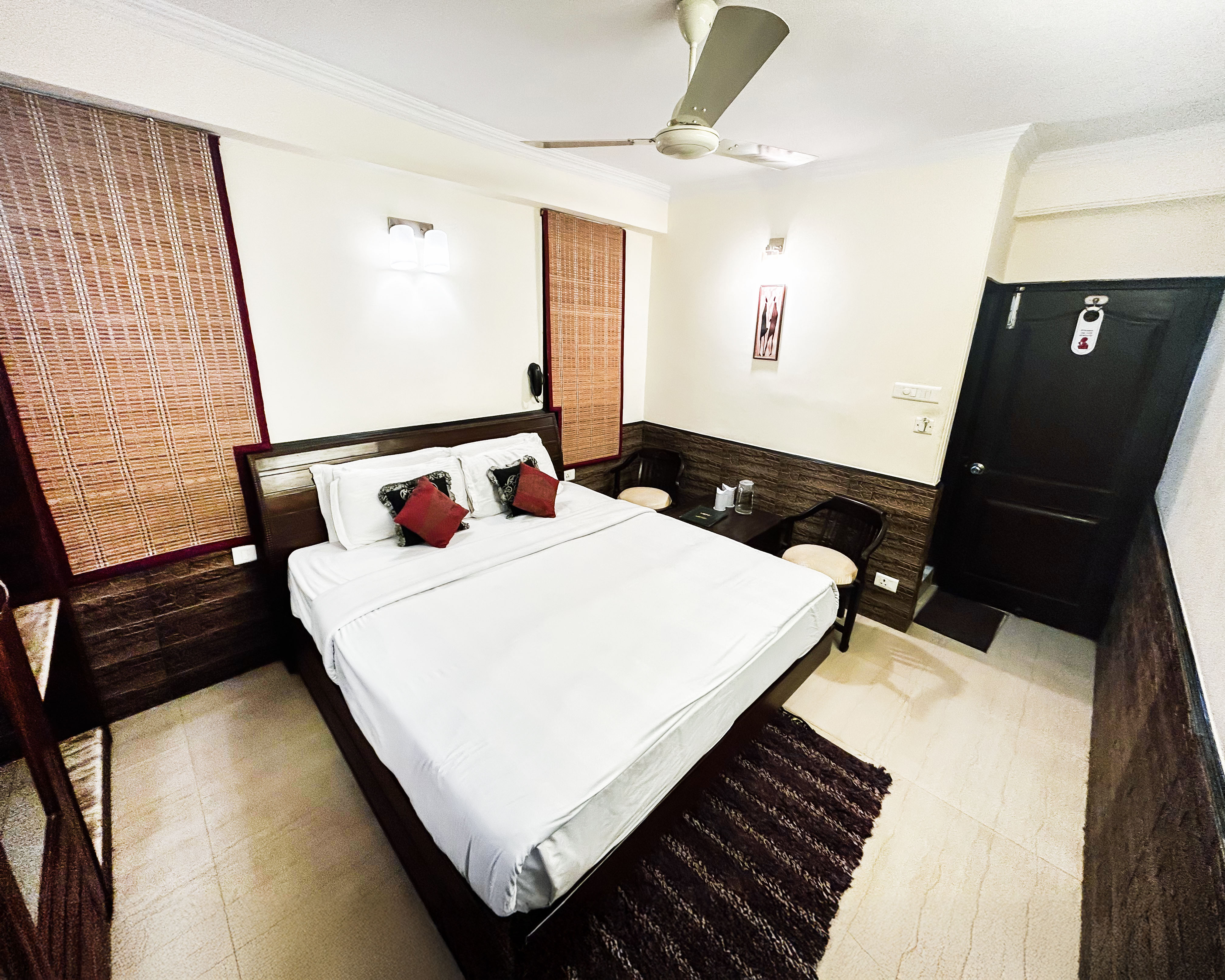 Hotel Kapil - Near Mall Road - Tap to explore photos