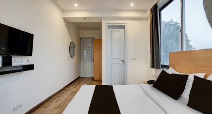 Super Townhouse Sector 39 Gurgaon Room Type - Deluxe with Balcony
