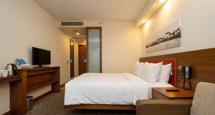 HAMPTON BY HILTON SAMSUN Room Type - QUEEN RM W SOFA FRIDGE SM