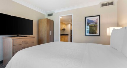 Best Western Plus Kelowna Hotel & Suites Room Type - SUITE-1 KING BED,NSMK,SOFBD,LIVING,KITHN,CRTVW,FULL BREAKFAST