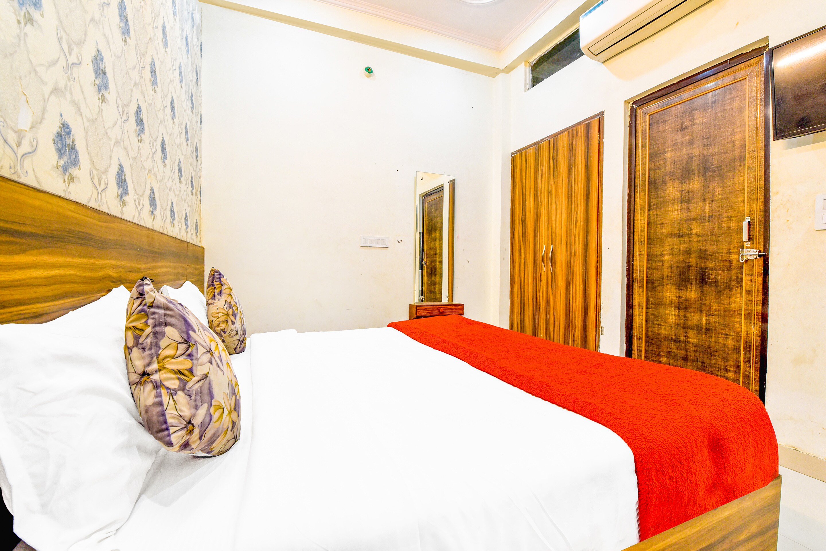 Krisna Guest House - Tap to explore photos
