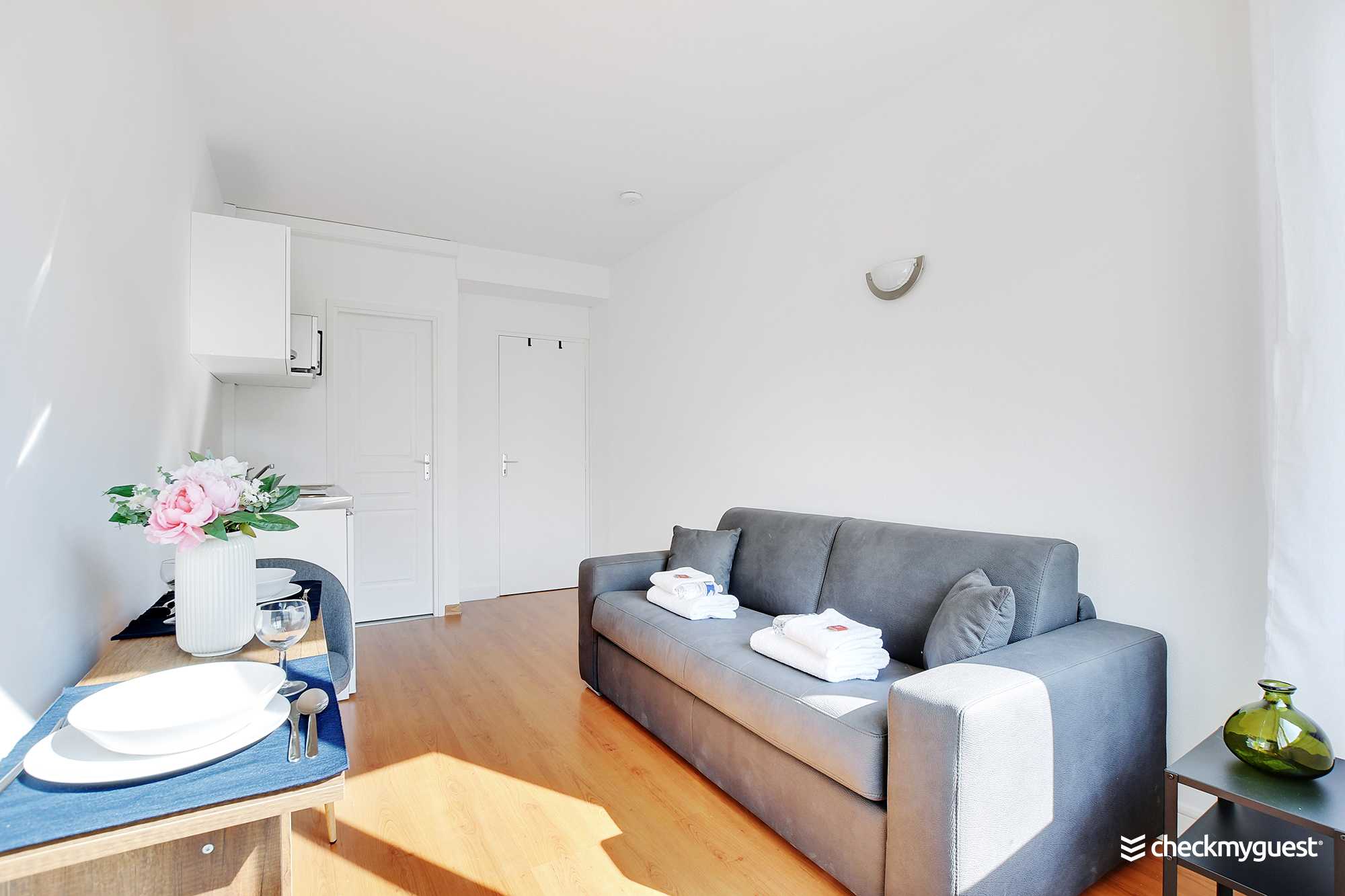 Charming studio - 2P - Near Convention - Tap to explore photos