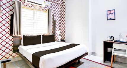 Super Townhouse Chandrasekharpur Room Type - Deluxe