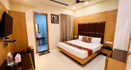 The KING HAWK Nearby GOLDEN TEMPLE Room Type - Exclusive Queen Room