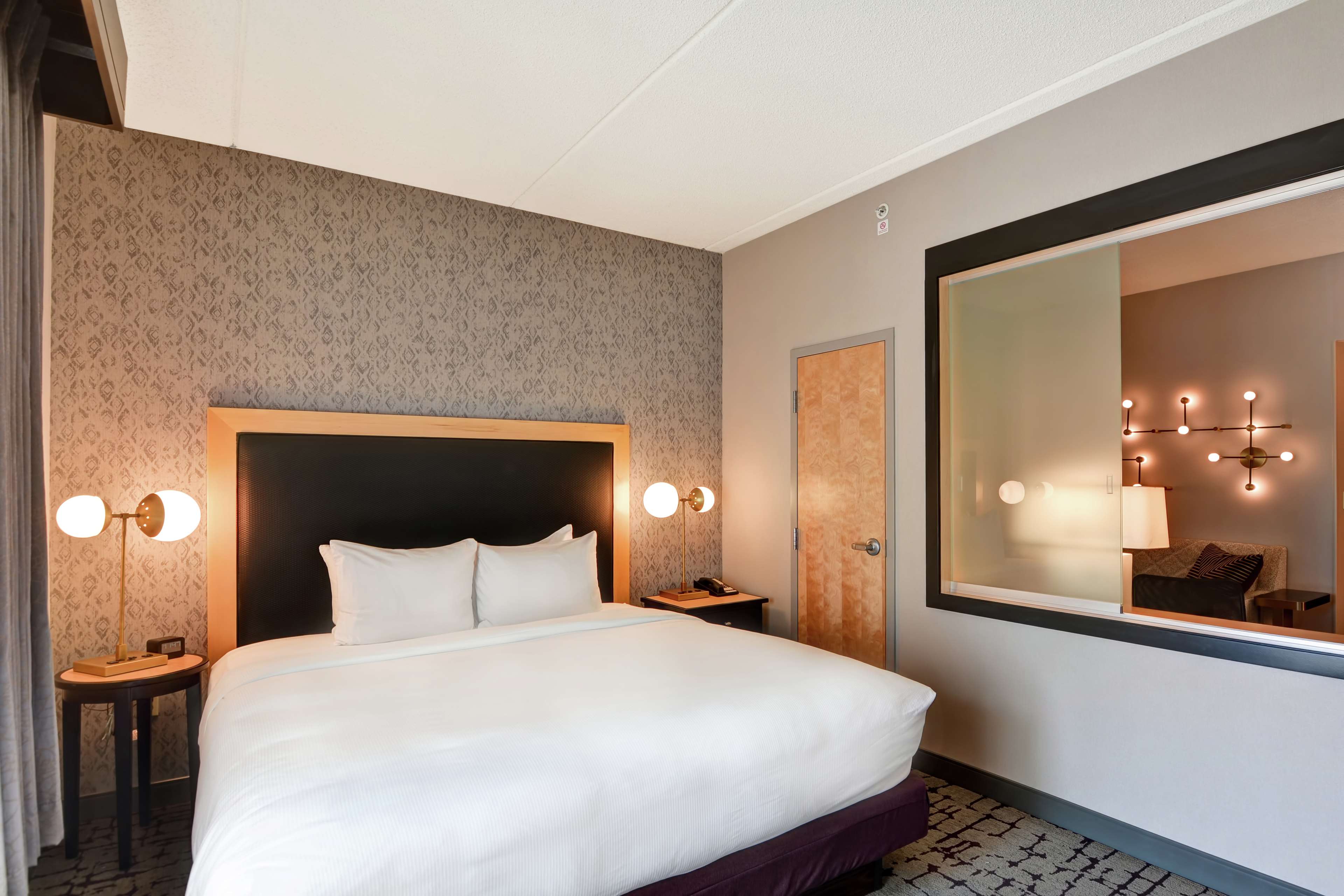 DoubleTree by Hilton Hotel Baton Rouge - Tap to explore photos