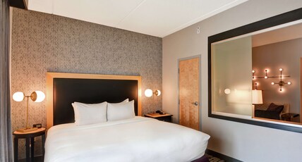 DoubleTree by Hilton Hotel Baton Rouge Room Type - 1 KING BED NONSMOKING