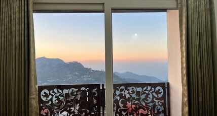 Kodai cloud cottage Room Type - Deluxe family Balcony suite