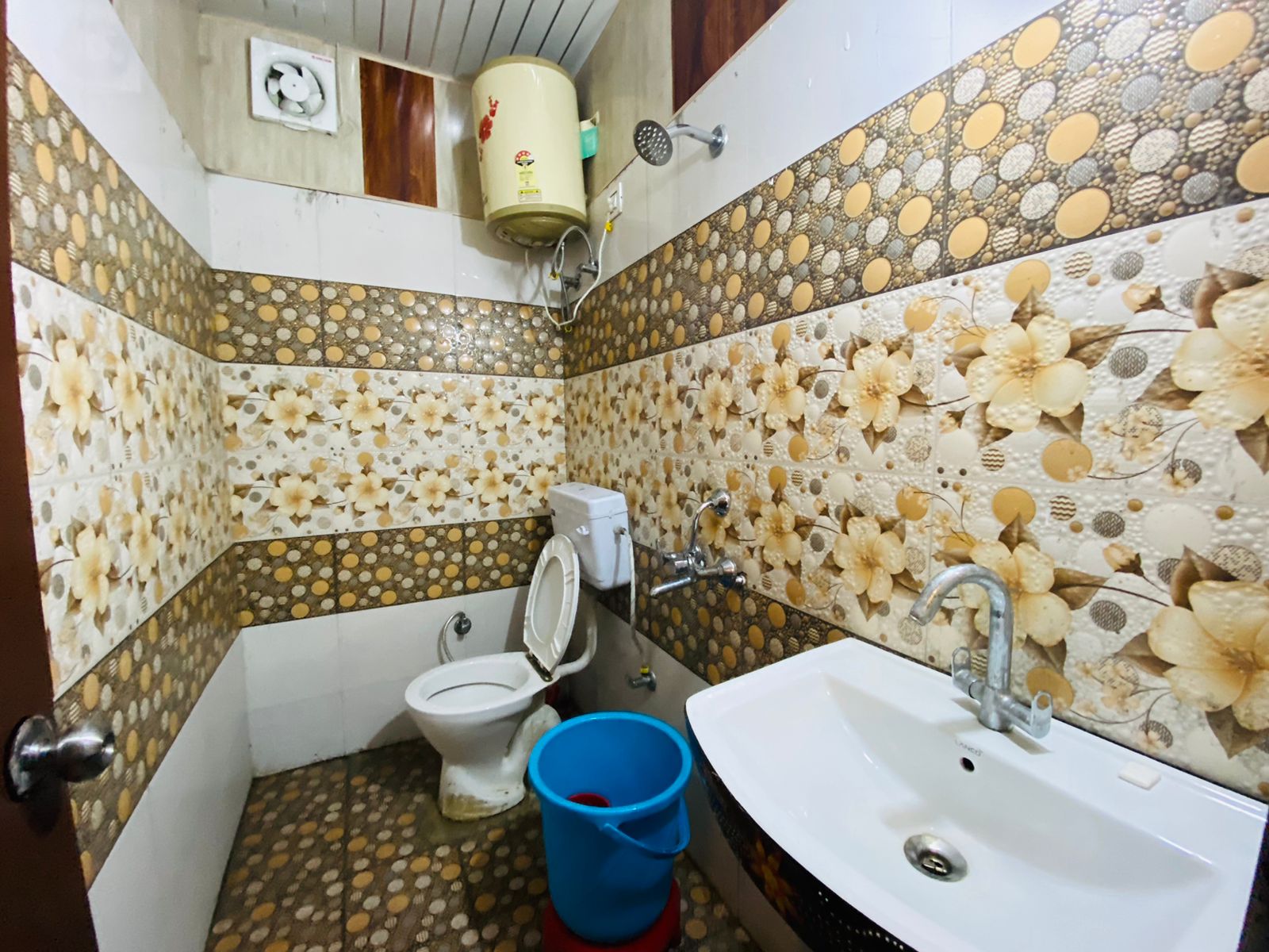 Pari Homestay - Tap to explore photos