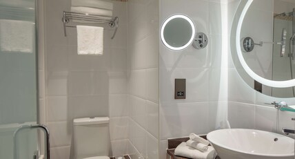 Doubletree by Hilton Bath Room Type - DOUBLE GUEST ROOM