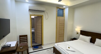 Hotel Vinayak Palace Room Type - Super Deluxe Room