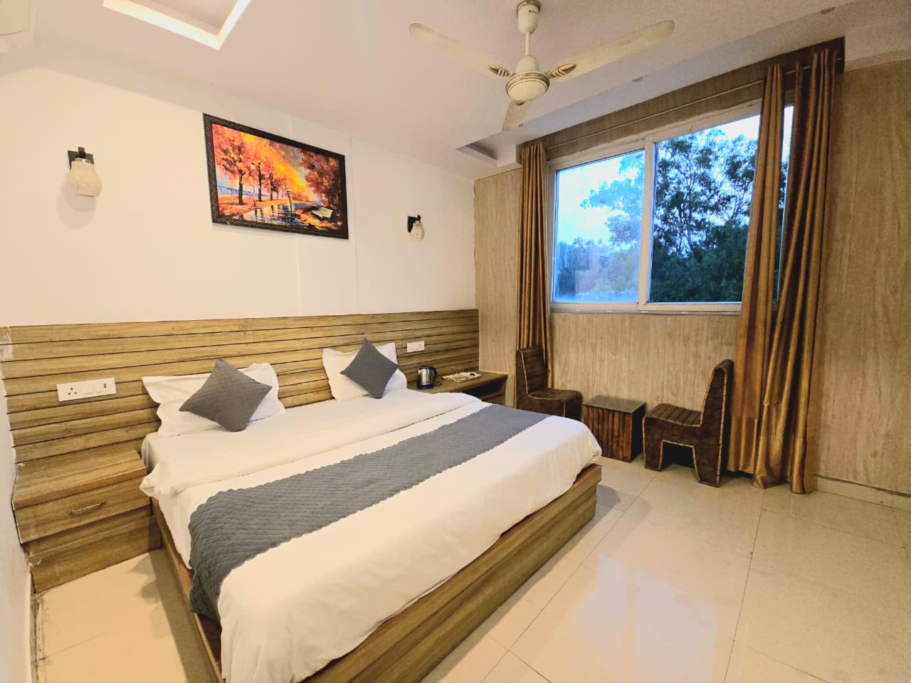 Evia Stayz @ Rajpur Road - Tap to explore photos