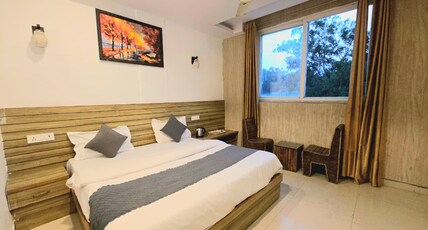 Evia Stayz @ Rajpur Road Room Type - Deluxe Double Bedroom For 2 Pax