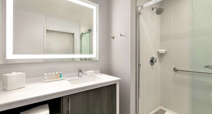 Embassy Suites by Hilton Atlanta Midtown Room Type - 1 KING BED ONE ROOM STUDIO