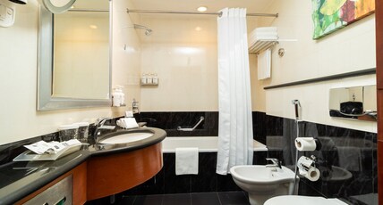 Holiday Inn Suites Kuwait Salmiya Room Type - 1 Bedroom Suite 1 King Lounge Access Smoking