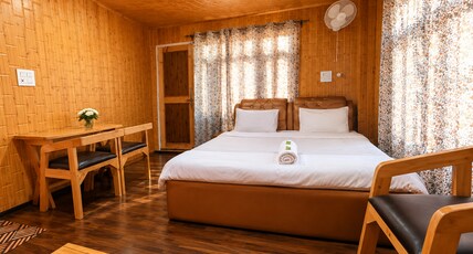 The Benz Hotel and Restaurant Gurez Room Type - Luxury Room with Balcony and Mountain View The Benz Hotel and Restaurant Gurez Room Type - Luxury Room with Balcony and Mountain View