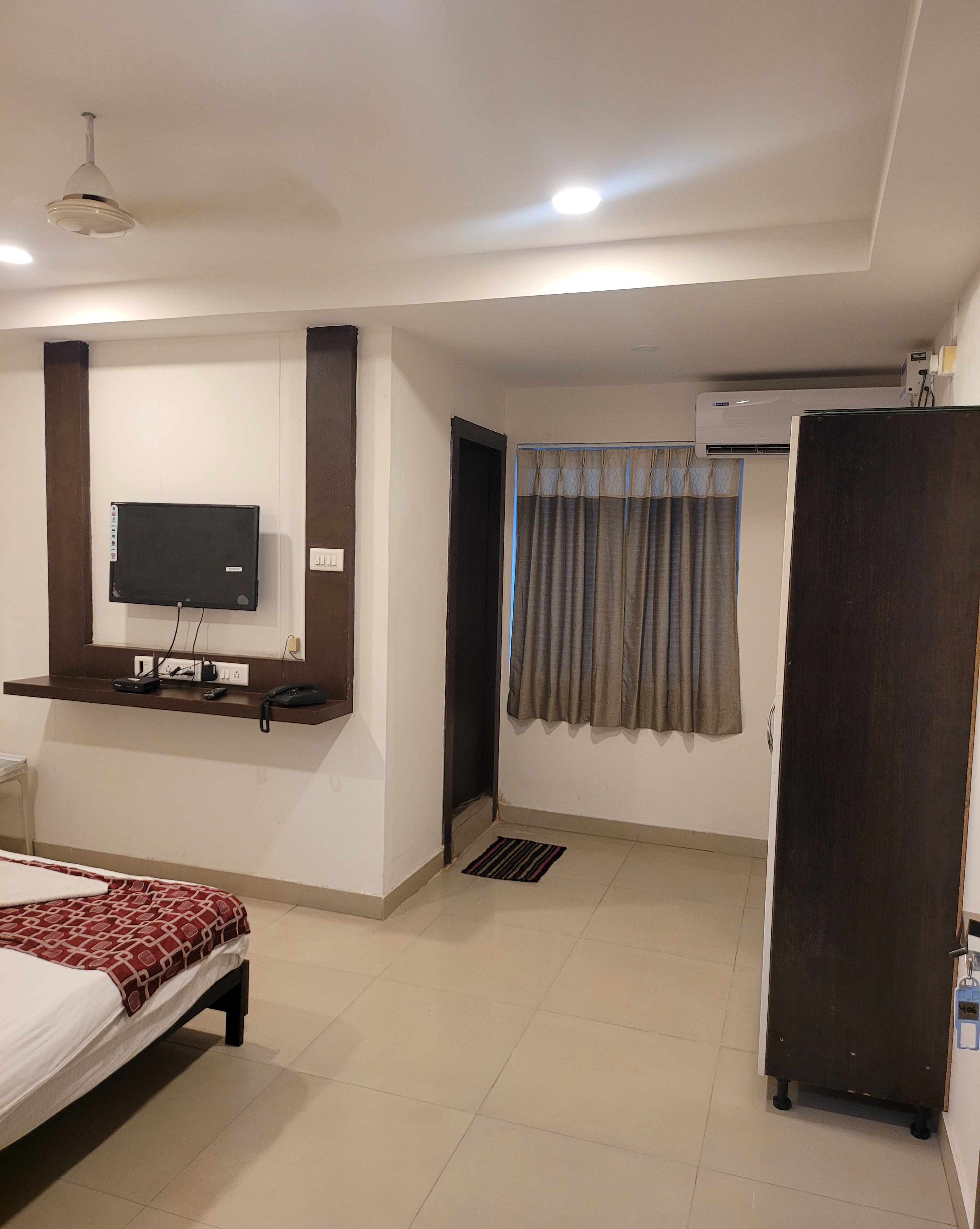 Platinum Nest | Rooms & Wi-Fi - Tap to explore photos