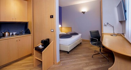Best Western Plus Executive Hotel and Suites Room Type - 1 Queen And 1 Single, Non-Smoking, Deluxe Room