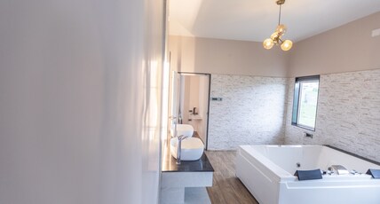 The Kingston  A Unit of MM Abode Room Type - Honey Moon baththub Suite
