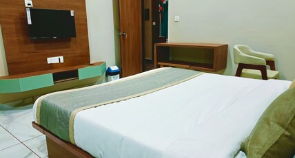 Hotel Vinayak Room Type - Deluxe Room with Bathtub