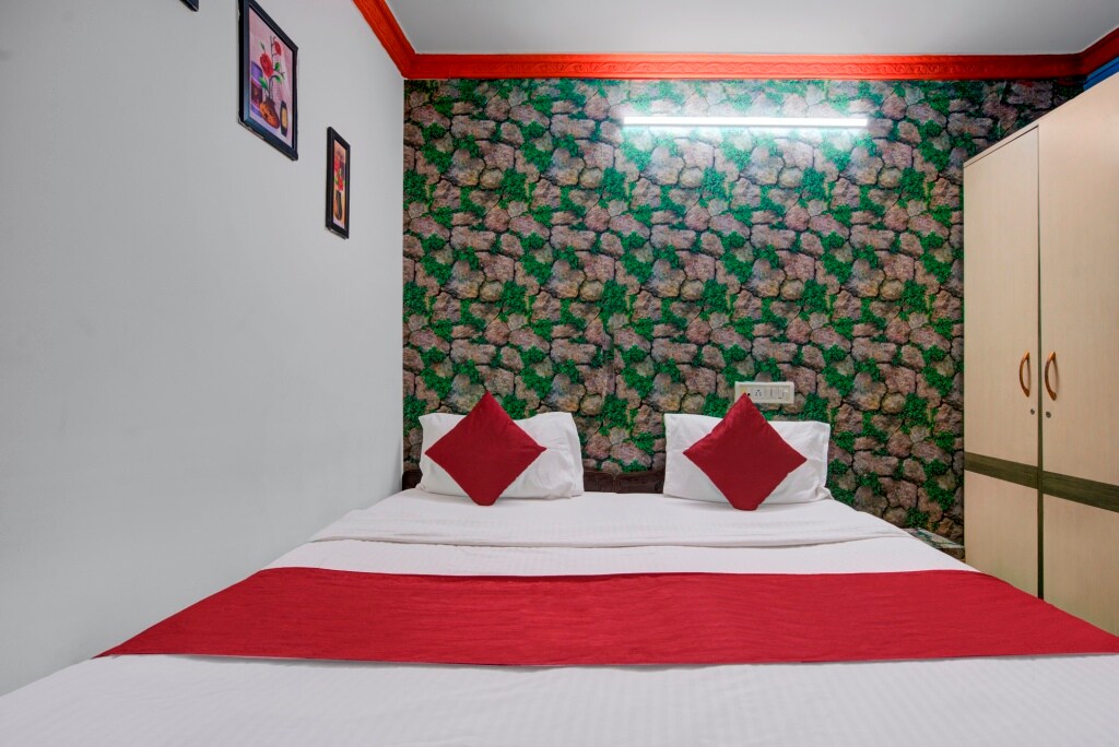 iRoomz Hotel Silver Moon - Tap to explore photos