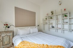 Elm By the Sea 6bed Mansion walking to the beach