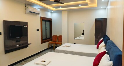 Hotel Belpatra - 150m from Ram raja Temple Room Type - Family Room