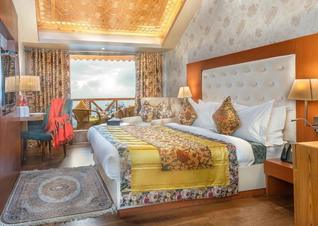 Hotel Royal Castle, Gulmarg - Tap to explore photos