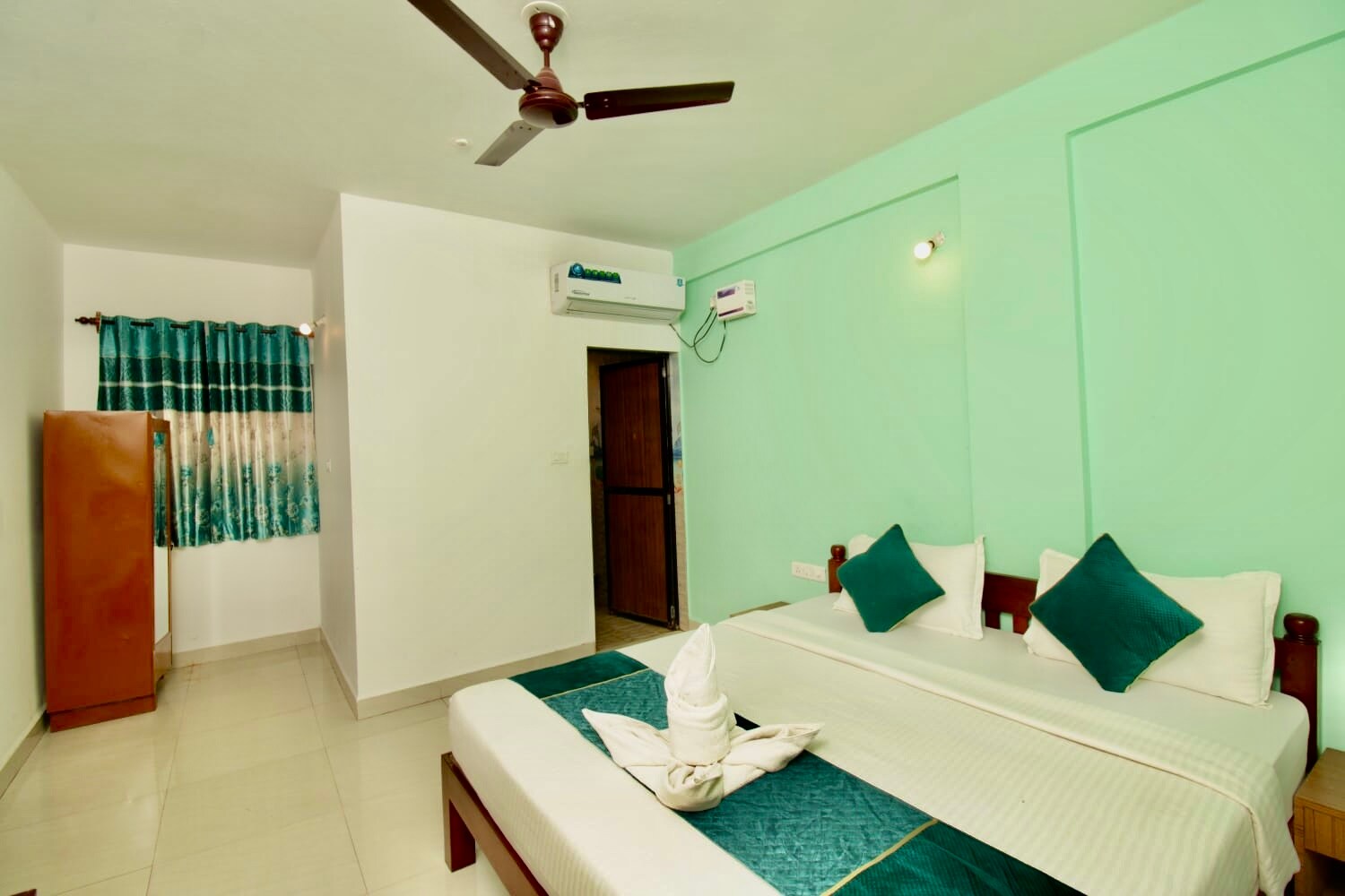 Hotel Pasquina Baga - Tap to explore photos