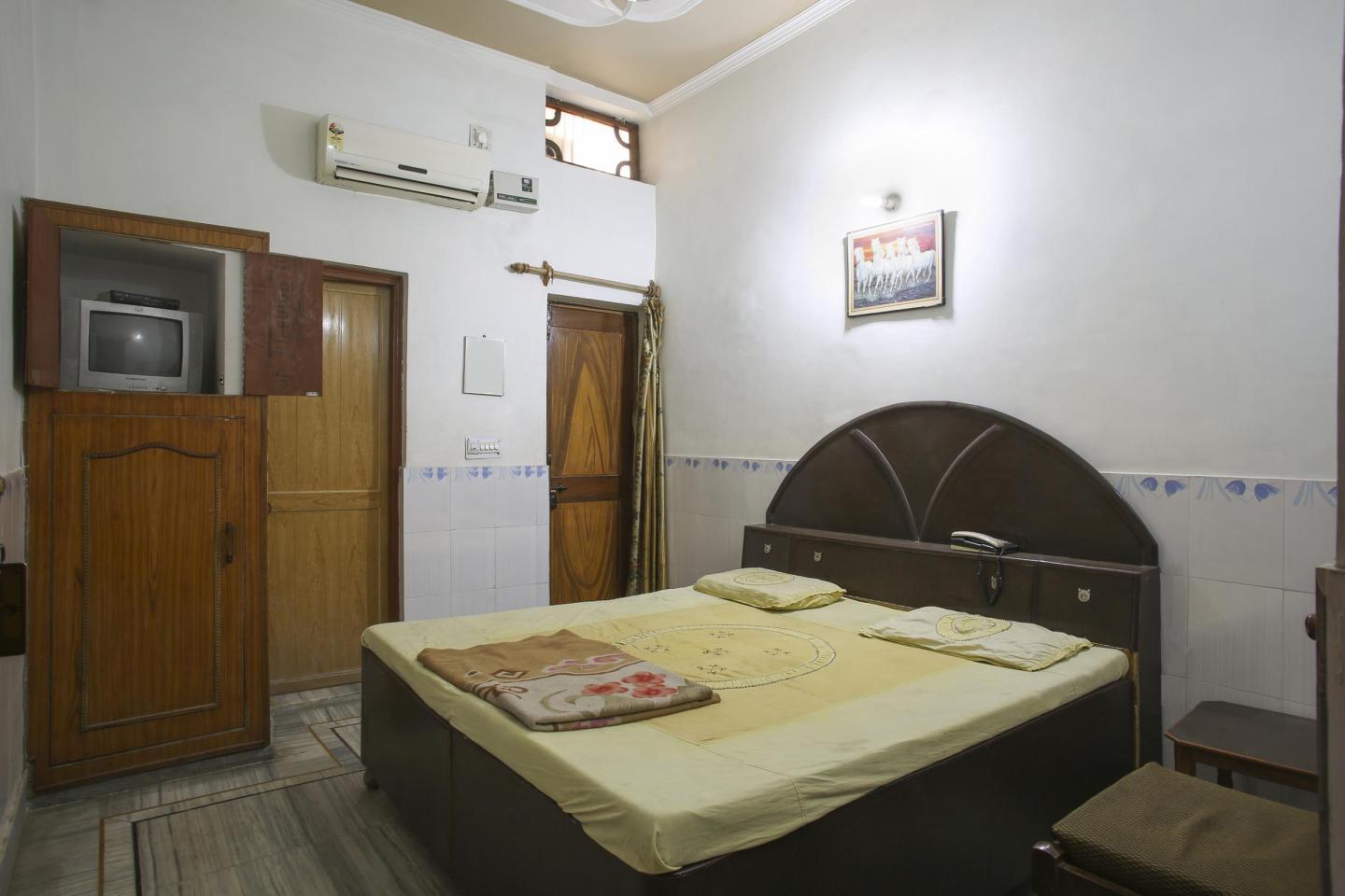 Dev Hotel - Tap to explore photos