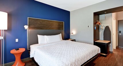 TRU by Hilton Denver Room Type - 1 KING HEARING ACCESSIBLE
